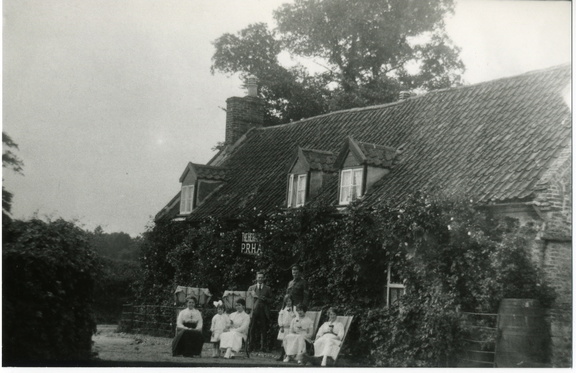 The Hero Inn: publican Ernest Holding and family, with a man in uniform, possibly 1916
