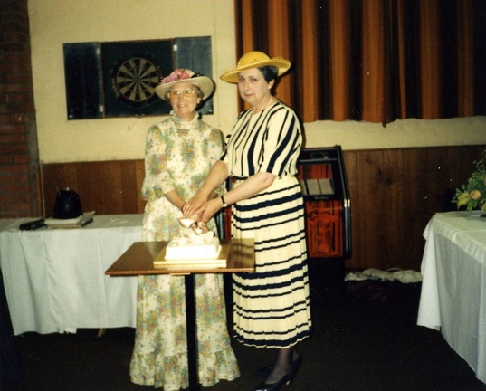 WI President Mrs Olga Ransom (l) with County Chairman