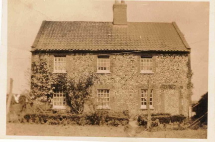 Cottages at Barwick Hall Farm, around 1929.  In the left-hand cottage lived Percy and Sarah Bloy; their daughter Doreen was born here.  In the right-hand cottage lived farm bailiff Henry Bloy and his wife, the parents of Percy Bloy.