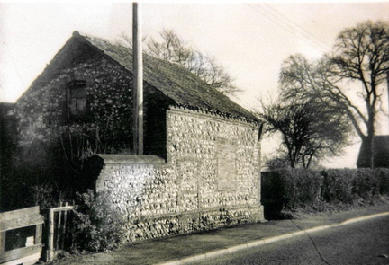 Barn used as a chapel by the Primitive Methodists up to 1892. Door and window blocked when it reverted to use by the landowner. Now garage of Southgate House. Photo c 1980.