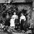 Susannah Linge outside the Crown Inn (back left) with Aunt Laura (Frank Linge’s wife) and, possibly, their children Annie and Fred, c 1900