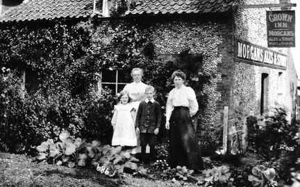 Susannah Linge outside the Crown Inn (back left) with Aunt Laura (Frank Linge’s wife) and, possibly, their children Annie and Fred, c 1900
