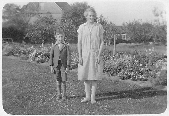 Thomas Newstead with his Mum (Annie) c 1928