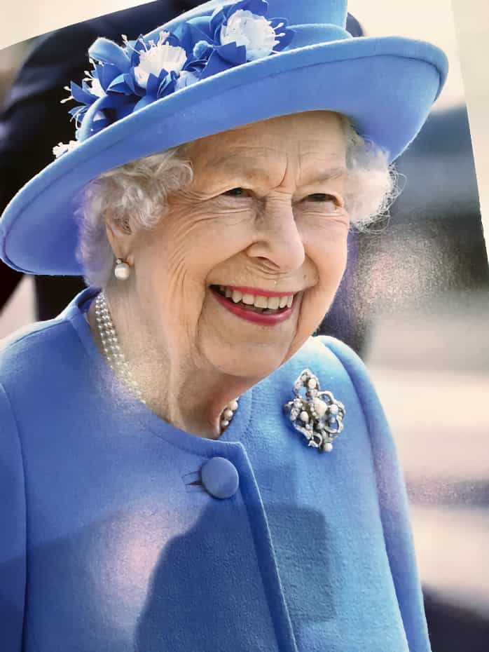 A photo of HM The Queen on the front of the card.
